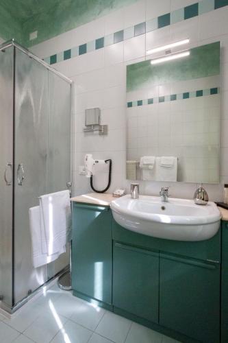 a bathroom with a sink and a shower at Residence San Miguel (6) in Vicenza
