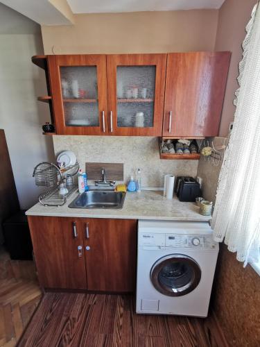 Il comprend une cuisine équipée d'un évier et d'un lave-linge. dans l'établissement Mountain view apartment, à Vratsa