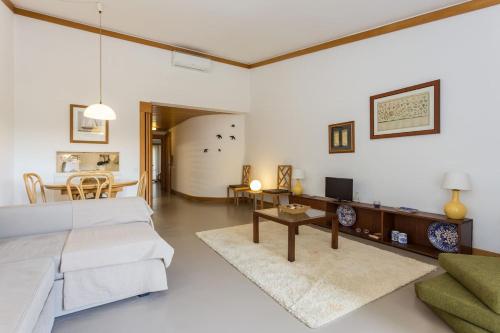een woonkamer met een bank en een tafel bij 1Bed Apart Quinta do Lago in Almancil
