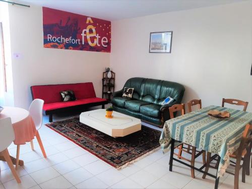un salon avec un canapé et une table dans l'établissement Cœur de Ville, à Rochefort