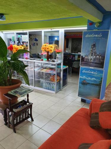a store with a counter with flowers in it at hotel kasa kamelot 2 in Quetzaltenango