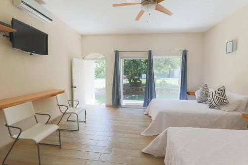 - une chambre avec 2 lits et une télévision à écran plat dans l'établissement Habitaciones Lucero 4, à Santa María del Oro