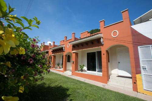 a row of houses with a yard at Habitaciones Lucero 4 in Santa María del Oro