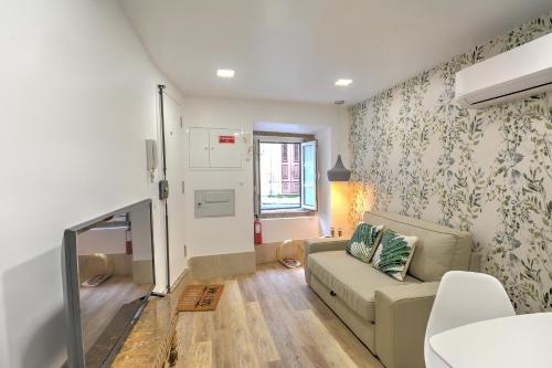 Traditional Apartment with a Terrace, AC and Fast Internet