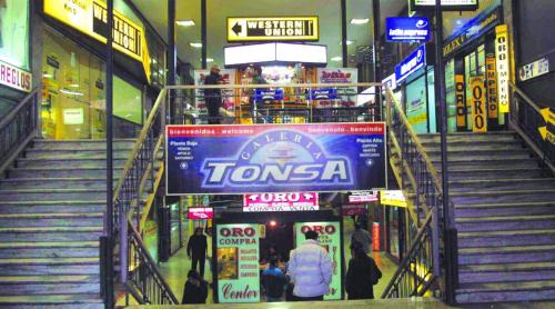 un grupo de escaleras en un centro comercial en Cozy III Loft en pleno Centro de Mendoza en Mendoza