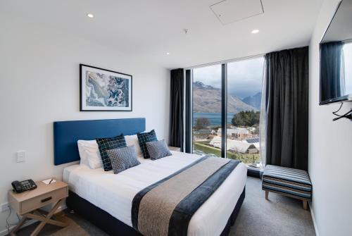 Tempat tidur dalam kamar di Ramada Queenstown Central