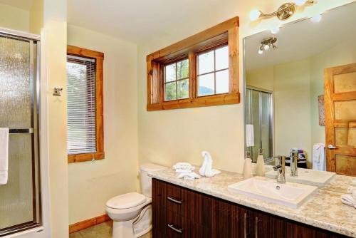 A bathroom at 36- Chalet à louer à Stoneham