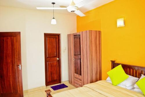 a bedroom with a bed and a yellow wall at Furnished apartment at Colombo suburbs Nawala in Rajagiriya