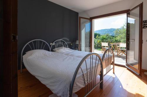 カロンジェにあるMasia Tahitiのベッドルーム1室(ベッド1台付)、景色を望むバルコニーが備わります。