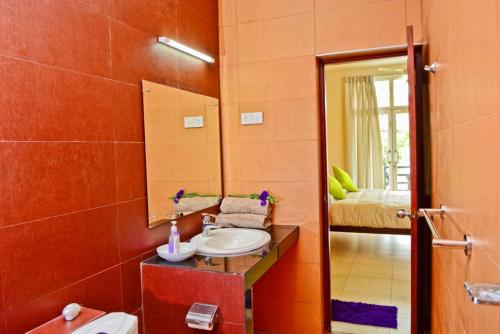 y baño con lavabo y espejo. en Furnished apartment at Colombo suburbs Nawala, en Rajagiriya