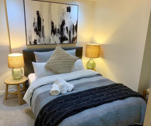 una camera da letto con un letto e asciugamani di Boutique Abode 314 a Melbourne