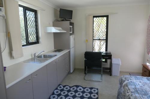 Η κουζίνα ή μικρή κουζίνα στο Mt Isa City Motel