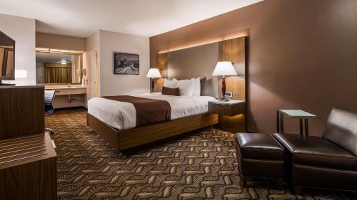 una camera d'albergo con letto e divano di Best Western Airport Plaza Inn Hotel - Los Angeles LAX a Los Angeles