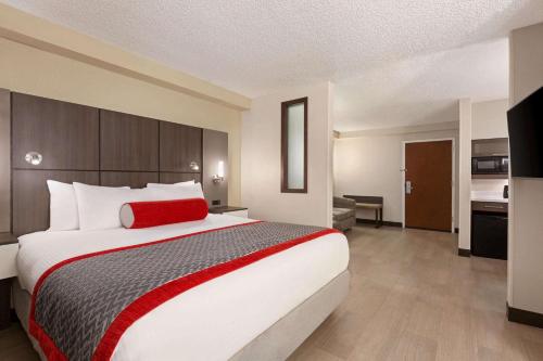 Ramada by Wyndham Suites Orlando Airport Image
