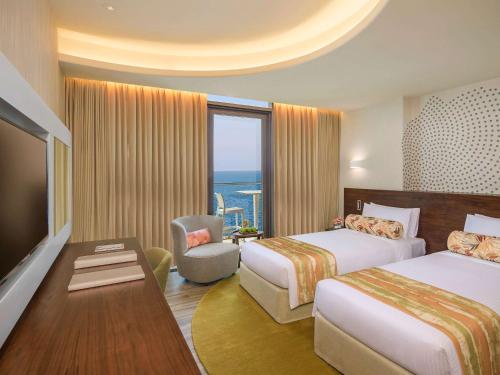 Postel nebo postele na pokoji v ubytování The Retreat Palm Dubai MGallery by Sofitel