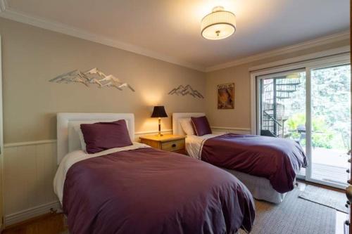 a bedroom with two beds and a window at Texas Townhome Minutes to Gondola in Vail