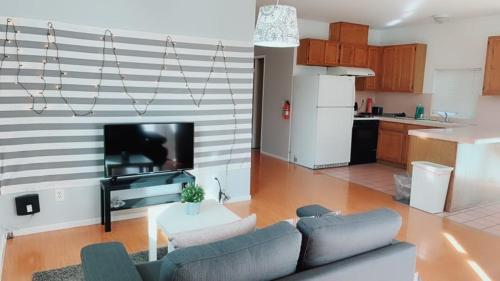 帕萨迪纳Pasadena single house 3b1b 三房一厅一厨一浴的带沙发和桌子的客厅和厨房