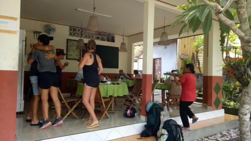 un grupo de personas de pie alrededor de un restaurante en Medori Putih Homestay, en Uluwatu