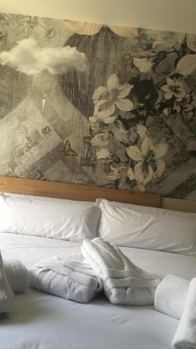Una cama o camas en una habitación de Lo hotel del poblet