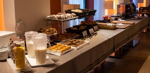 卡尔德斯德马拉维亚普拉茨水疗酒店的包含面包和糕点的自助餐