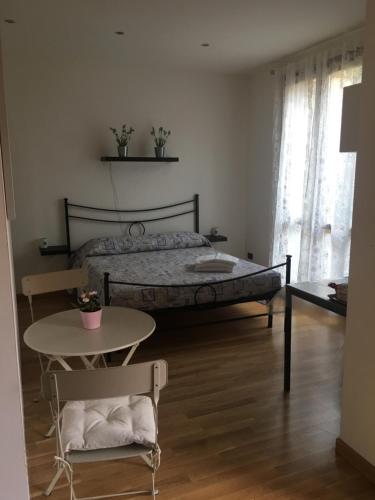 una camera con letto, tavolo e tavolo di Lulù a Impruneta