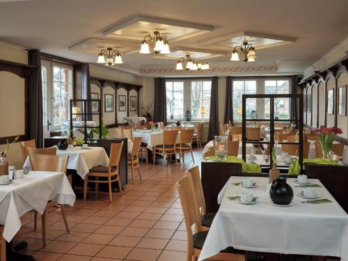 Un restaurant u otro lugar para comer en Hotel Gasthaus zur Linde