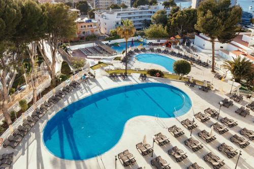 - une vue sur la grande piscine avec des chaises longues dans l'établissement Aluasun Torrenova, à Palma Nova