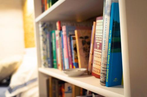 een boekenplank gevuld met veel boeken bij Villa Hausma in Hiiumaa