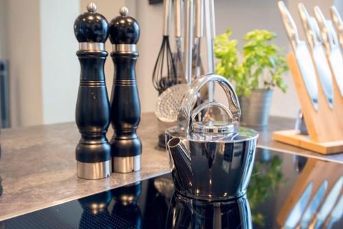 a kitchen counter with a blender on a table at White Lofty und White Studio in Düsseldorf