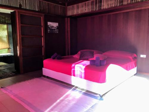 a bedroom with a pink bed in a room at Pool Mountain Moorea in Moorea