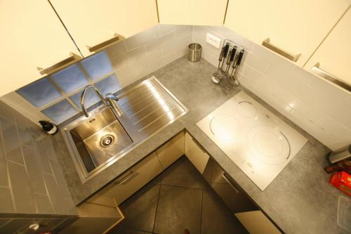 - une vue de tête sur une cuisine avec un évier dans l'établissement Appartement tout confort au pied du Métro Glacière, à Paris