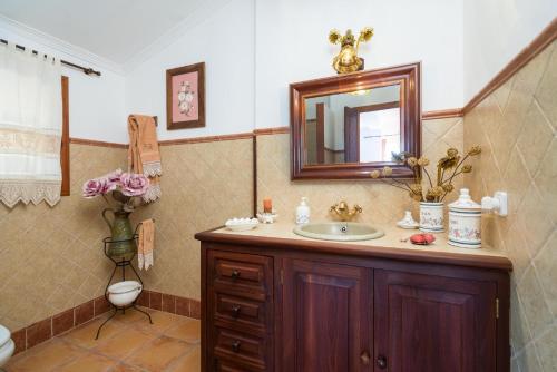La salle de bains est pourvue d'un lavabo, d'un miroir et de toilettes. dans l'établissement Es Cocons, à Sineu