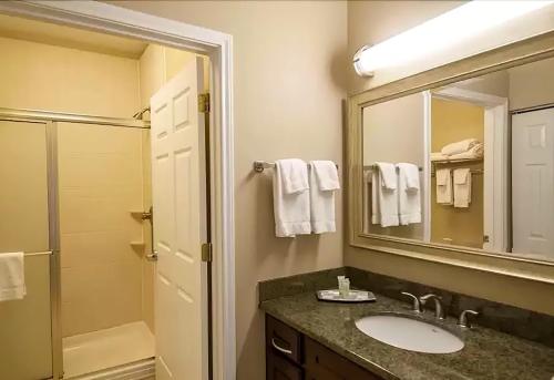 Kylpyhuone majoituspaikassa WeStay Suites - Covington/Mandeville