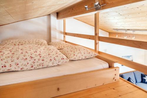 a bunk bed in a tiny house at Apartment Turmzimmer in Langwies