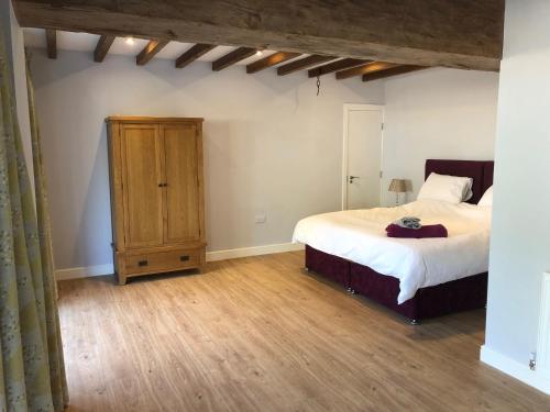 Rúm í herbergi á The Granary, Wolds Way Holiday Cottages, spacious 3 bed cottage