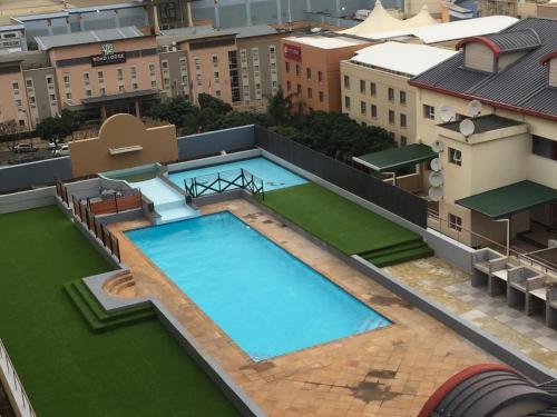 una vista aérea de una gran piscina en un edificio en Aya Luxury Apartments 56, en Durban