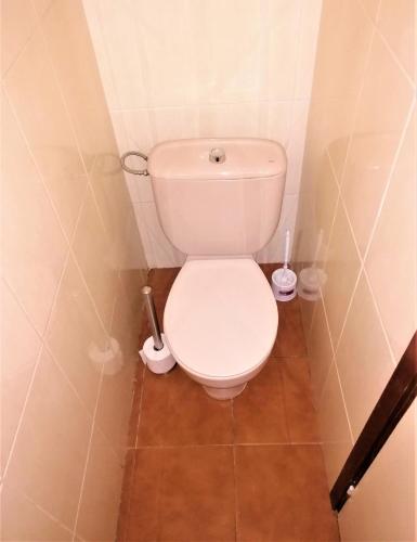 a small bathroom with a toilet in a stall at Bungalow in Altamar complex in Arona