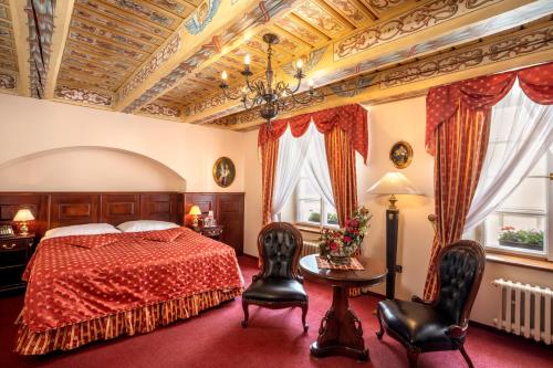 Postel nebo postele na pokoji v ubytování Hotel U Zlatého Stromu Prague by BHG