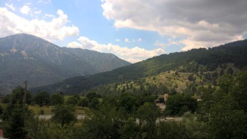 vistas a un valle con montañas y árboles en Guesthouse Chotos, en Samarína