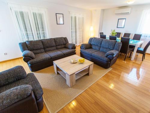 ein Wohnzimmer mit Sofas und einem Couchtisch in der Unterkunft Apartment Leko-4 by Interhome in Novi Vinodolski