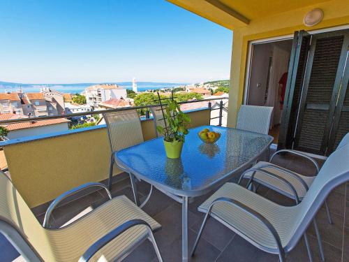 einen blauen Tisch und Stühle auf dem Balkon in der Unterkunft Apartment Leko-4 by Interhome in Novi Vinodolski