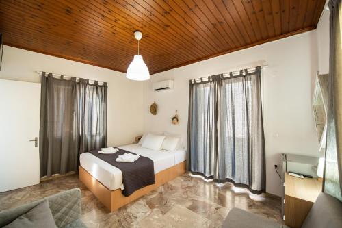 - une chambre avec un lit et un canapé dans l'établissement LEFKADA CENTRAL SQUARE APARTMENT, à Leucade