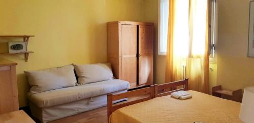 ein Wohnzimmer mit einem Sofa und einem Tisch in der Unterkunft Alla Porta di Baccio in Lastra a Signa