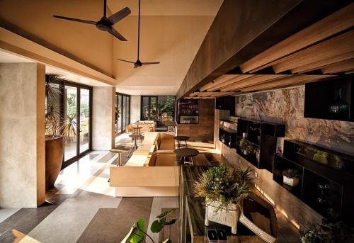 ein Wohnzimmer mit einem Sofa und einem Deckenventilator in der Unterkunft Nostoi in Jakarta