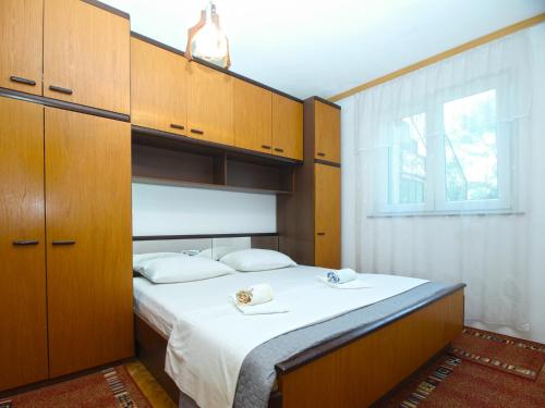 Giường trong phòng chung tại Apartments Branko 1348