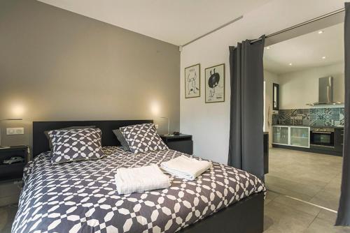 ヴィルヌーヴ・レ・ザヴィニョンにあるles Aromatiques - terrasse & parking privé à VILLENEUVE LES AVIGNONのベッドルーム1室(枕2つ付)