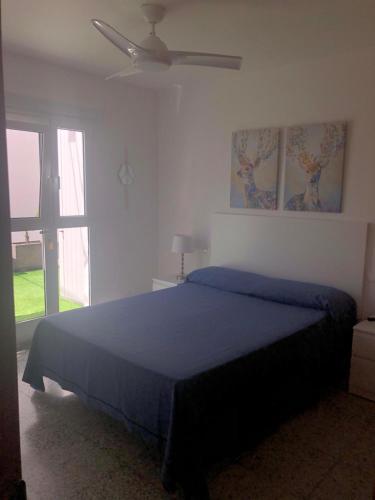 アリエタにあるGolondrina´s houseのベッドルーム1室(青いベッド1台、天井ファン付)