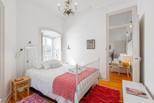 Spacious, Bright and Sunny Apartment, By TimeCooler tesisinde bir odada yatak veya yataklar
