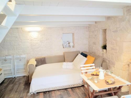 - un salon avec un canapé et une table dans l'établissement Casa De Amicis 24, à Sammichele di Bari