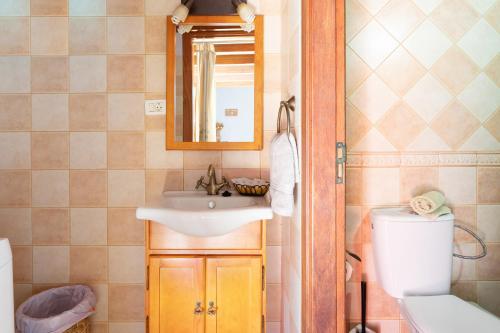 Ett badrum på Home2Book Stunning Rustic House El Pinar & WiFi